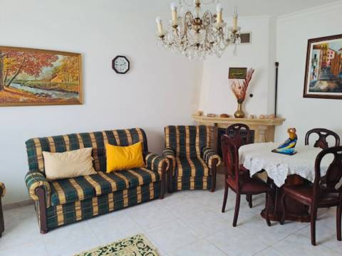 Moradia T3 com sótão e garagem junto à Consolação