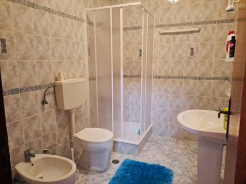 Moradia T3 com sótão e garagem junto à Consolação