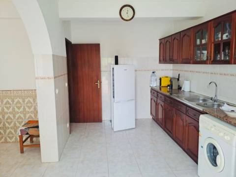 Moradia T3 com sótão e garagem junto à Consolação