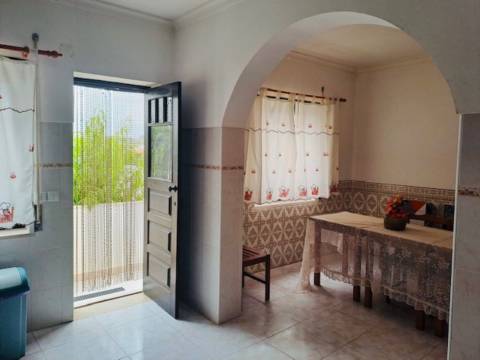 Moradia T3 com sótão e garagem junto à Consolação