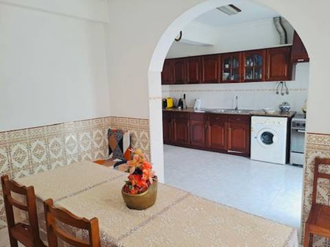 Moradia T3 com sótão e garagem junto à Consolação