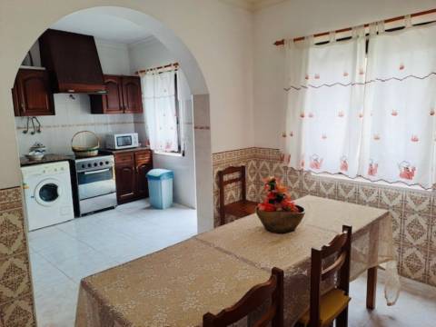 Moradia T3 com sótão e garagem junto à Consolação