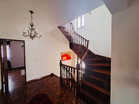 Moradia T3 com sótão e garagem junto à Consolação