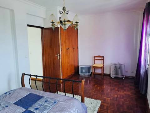 Moradia T3 com sótão e garagem junto à Consolação