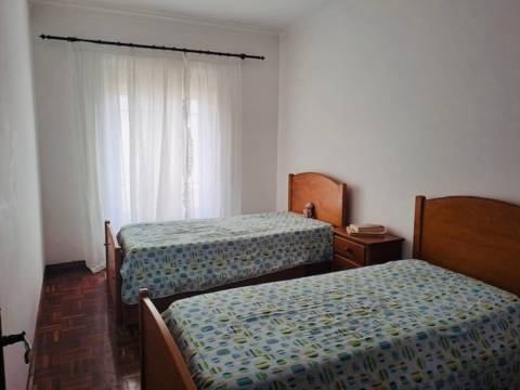 Moradia T3 com sótão e garagem junto à Consolação