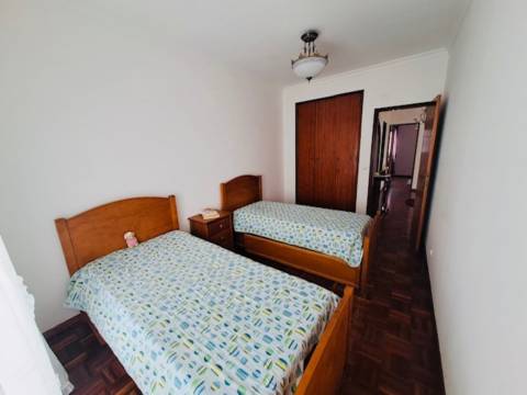 Moradia T3 com sótão e garagem junto à Consolação