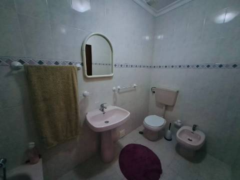 Moradia T3 com sótão e garagem junto à Consolação