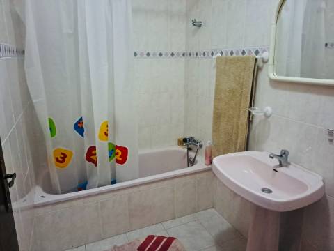 Moradia T3 com sótão e garagem junto à Consolação