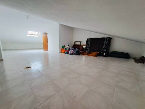 Moradia T3 com sótão e garagem junto à Consolação