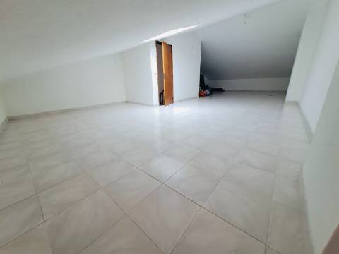 Moradia T3 com sótão e garagem junto à Consolação