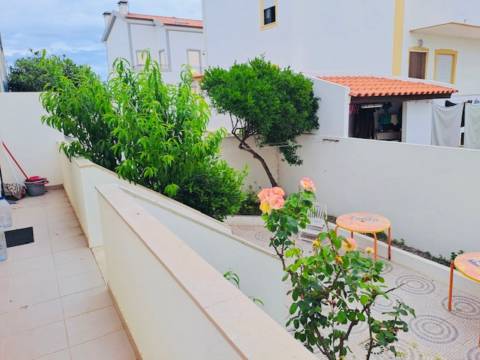 Moradia T3 com sótão e garagem junto à Consolação