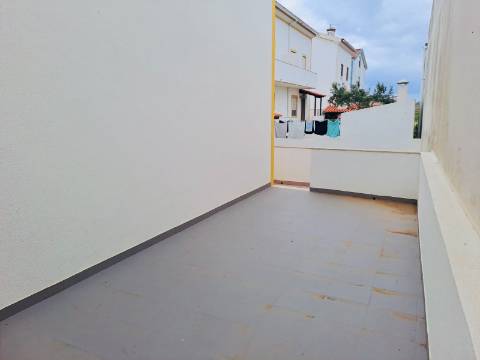 Moradia T3 com sótão e garagem junto à Consolação