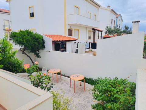 Moradia T3 com sótão e garagem junto à Consolação