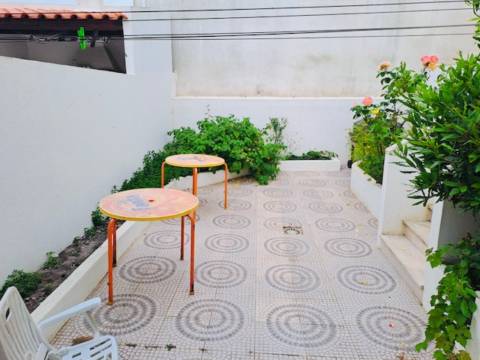 Moradia T3 com sótão e garagem junto à Consolação