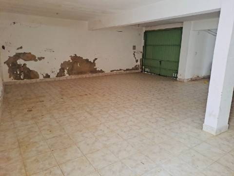 Moradia T3 com sótão e garagem junto à Consolação