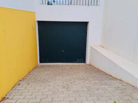 Moradia T3 com sótão e garagem junto à Consolação