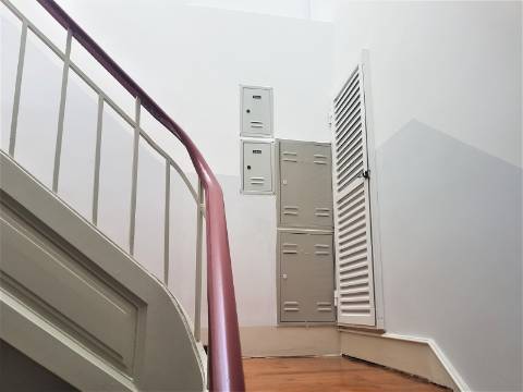 Apartamento T4 no Bairro das Colónias com inquilino