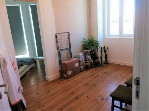 Apartamento T4 no Bairro das Colónias com inquilino