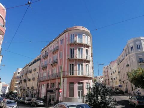 Apartamento T4 no Bairro das Colónias com inquilino