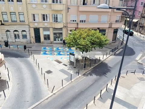 Apartamento T4 no Bairro das Colónias com inquilino