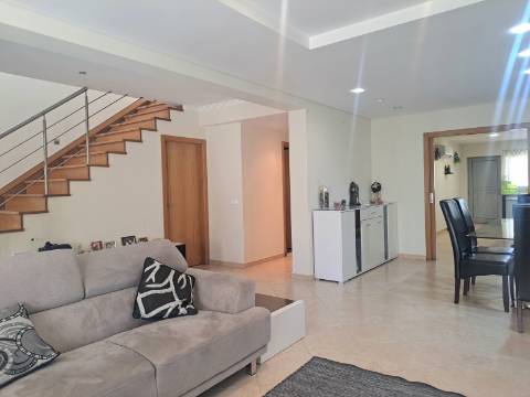 Moradia V3+1 com jardim e vista, a poucos minutos da Cidade de Leiria