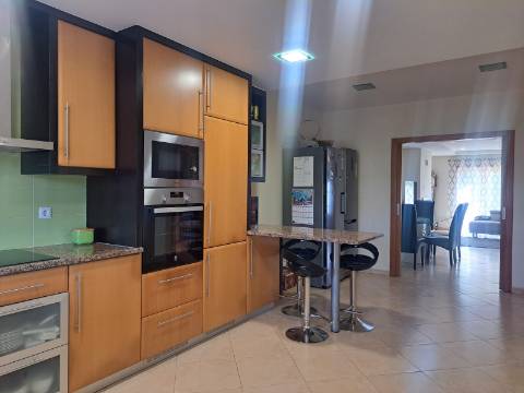 Moradia V3+1 com jardim e vista, a poucos minutos da Cidade de Leiria