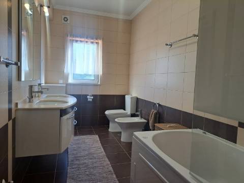 Moradia V3+1 com jardim e vista, a poucos minutos da Cidade de Leiria