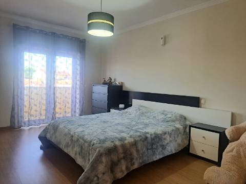 Moradia V3+1 com jardim e vista, a poucos minutos da Cidade de Leiria