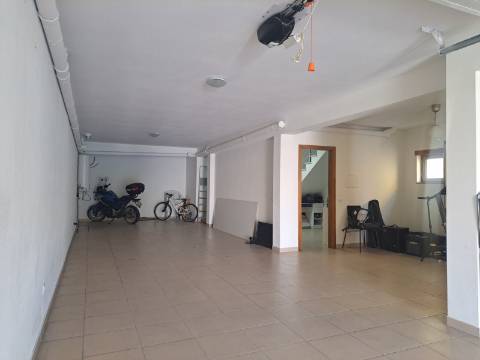 Moradia V3+1 com jardim e vista, a poucos minutos da Cidade de Leiria