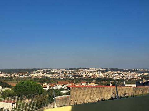 Moradia V3+1 com jardim e vista, a poucos minutos da Cidade de Leiria