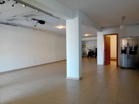 Moradia V3+1 com jardim e vista, a poucos minutos da Cidade de Leiria