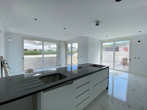 Moradia T3 com piscina e jardim a 5 minutos das Praias