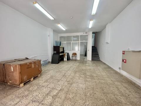 Loja com terraço junto à Alameda