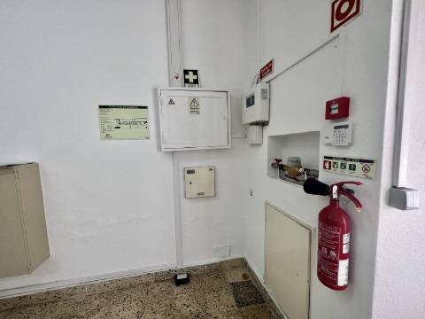 Loja com terraço junto à Alameda