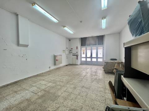 Loja com terraço junto à Alameda