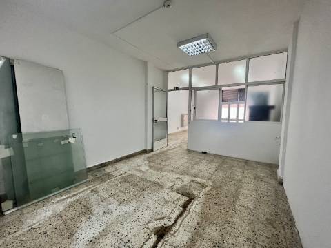 Loja com terraço junto à Alameda