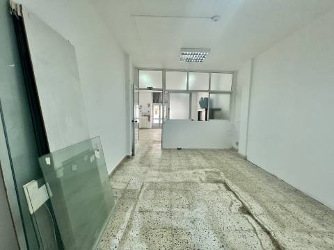 Loja com terraço junto à Alameda