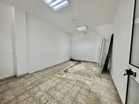 Loja com terraço junto à Alameda