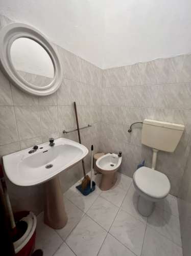 Loja com terraço junto à Alameda