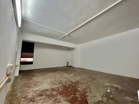 Loja com terraço junto à Alameda