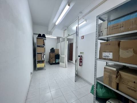 Loja com terraço junto à Alameda