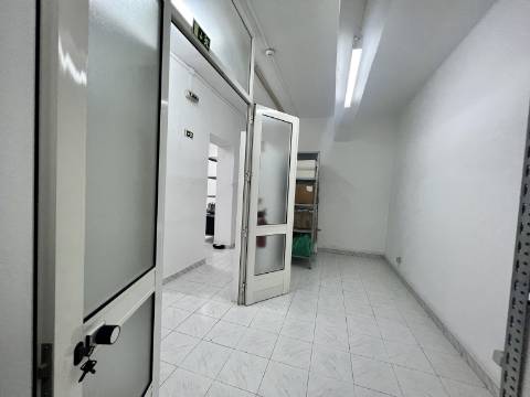 Loja com terraço junto à Alameda