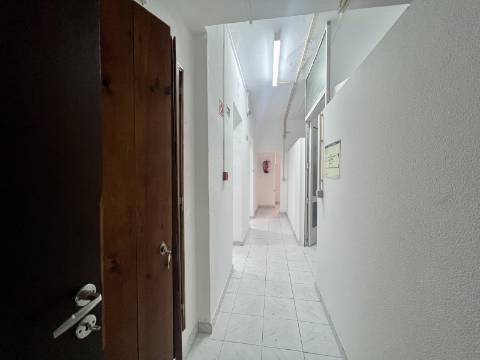 Loja com terraço junto à Alameda