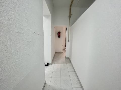 Loja com terraço junto à Alameda