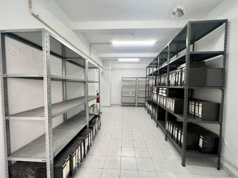 Loja com terraço junto à Alameda