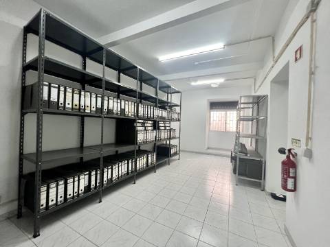 Loja com terraço junto à Alameda