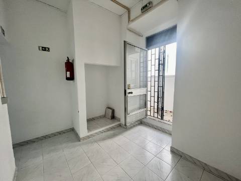 Loja com terraço junto à Alameda