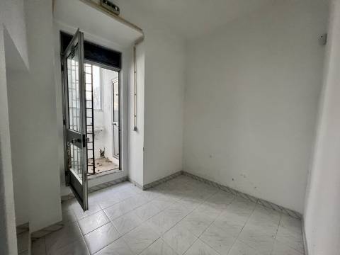 Loja com terraço junto à Alameda