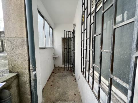 Loja com terraço junto à Alameda