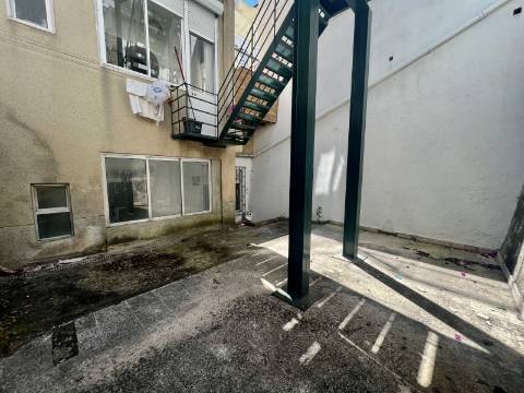 Loja com terraço junto à Alameda